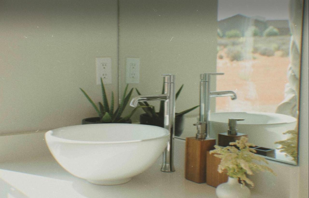 Page Arizona Border Town- Grand Serenity Room With Mesa Views Big Water Exterior foto