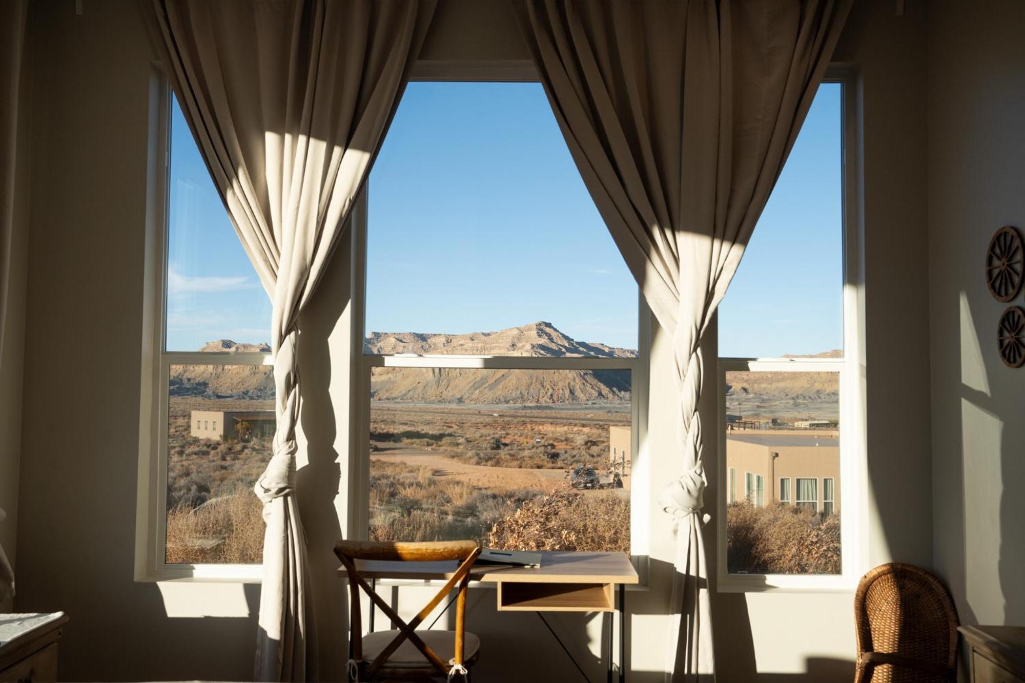 Page Arizona Border Town- Grand Serenity Room With Mesa Views Big Water Exterior foto