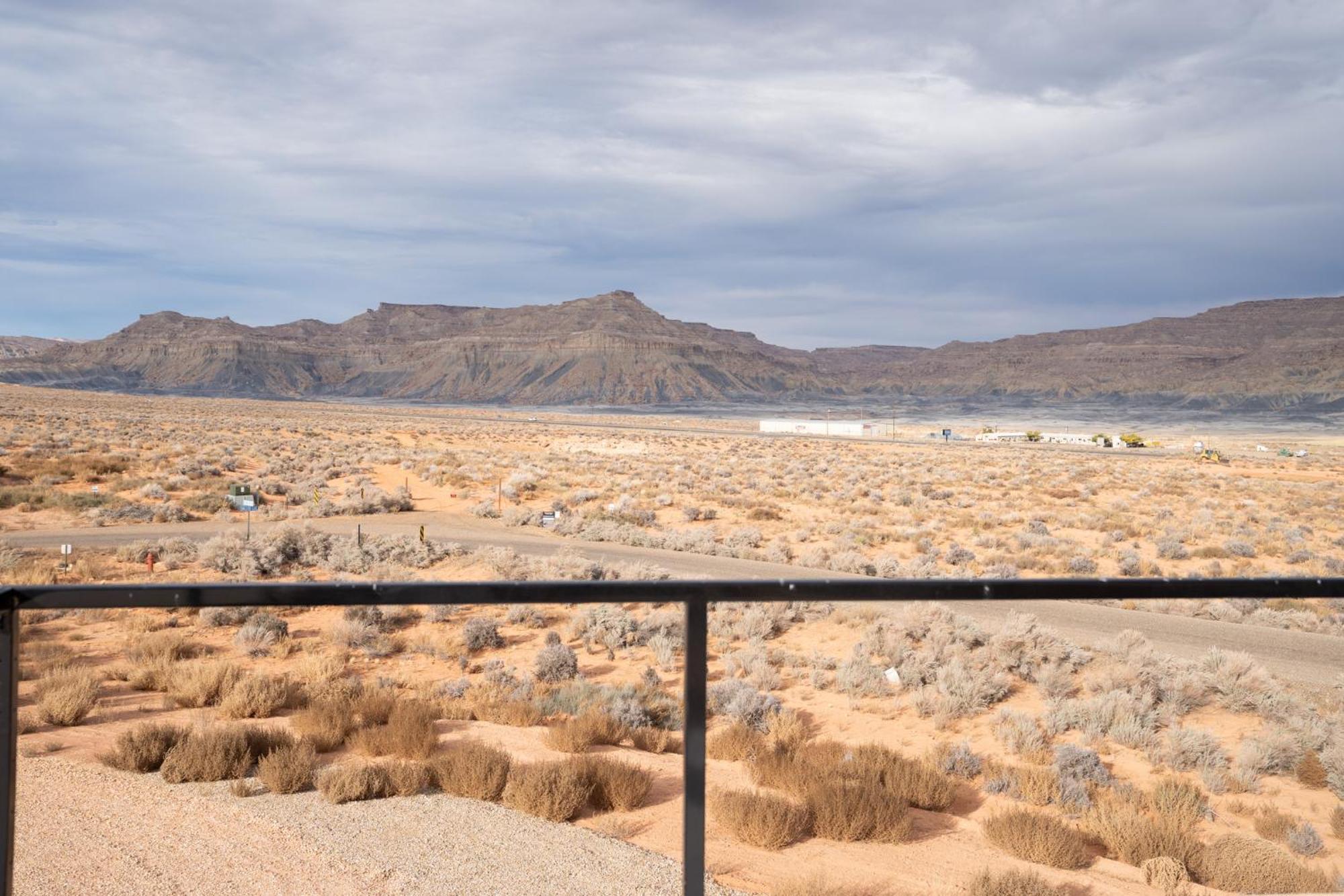 Page Arizona Border Town- Grand Serenity Room With Mesa Views Big Water Exterior foto